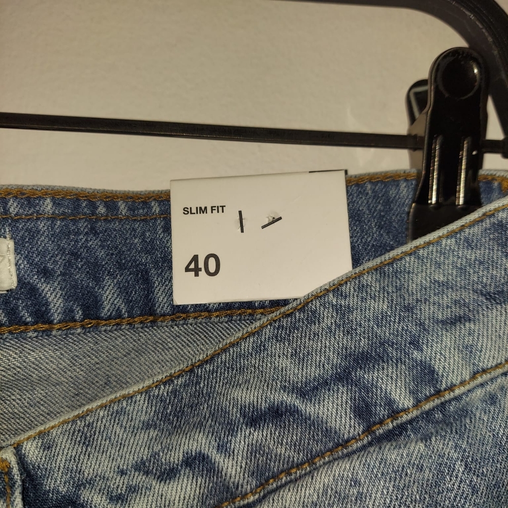 Distressed jeans - Picture 4 of 7